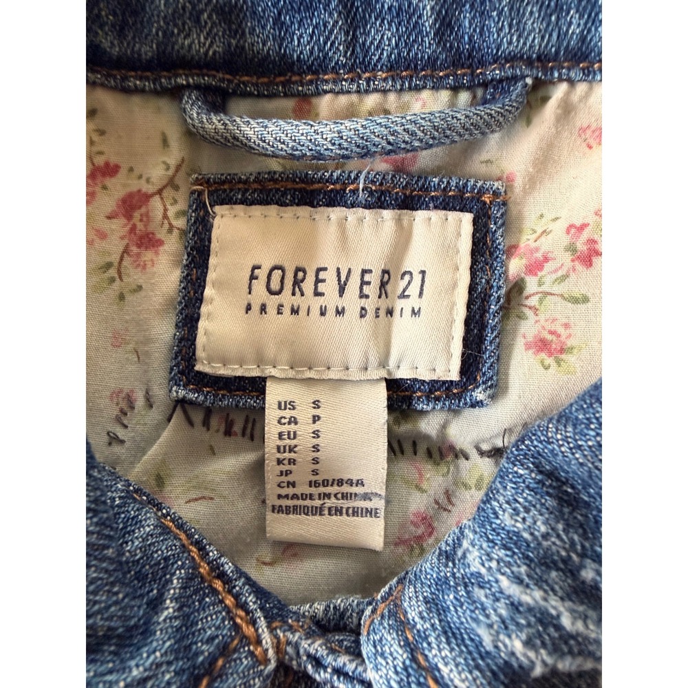 Forever 21 Denim Vest Small Blue Cat Patch Floral Lined Distressed Jean Jacket‎ - Picture 3 of 4